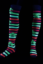 Chaussettes fluo longues avec rayures multicolores droites motif tête de mort jaune